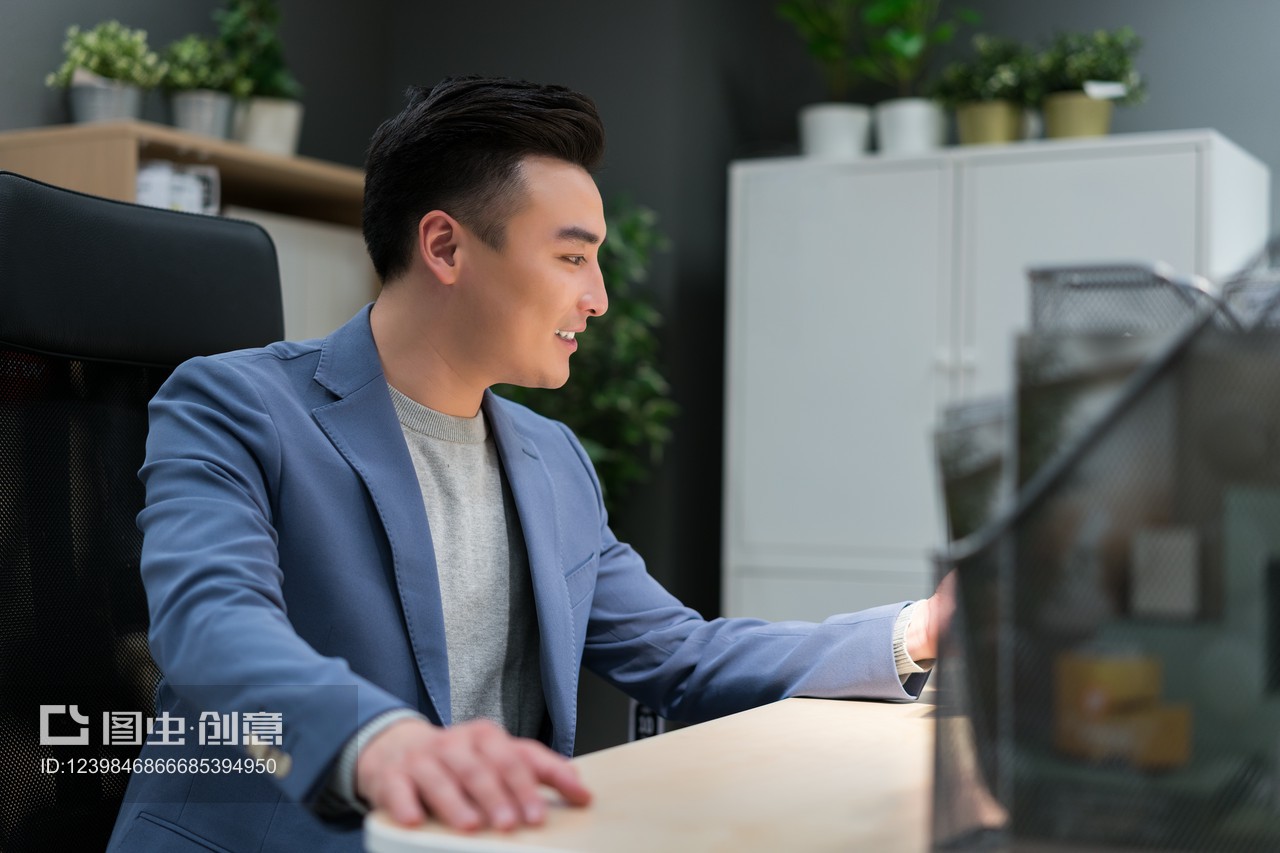 年轻男子选购家居用品的实用指南